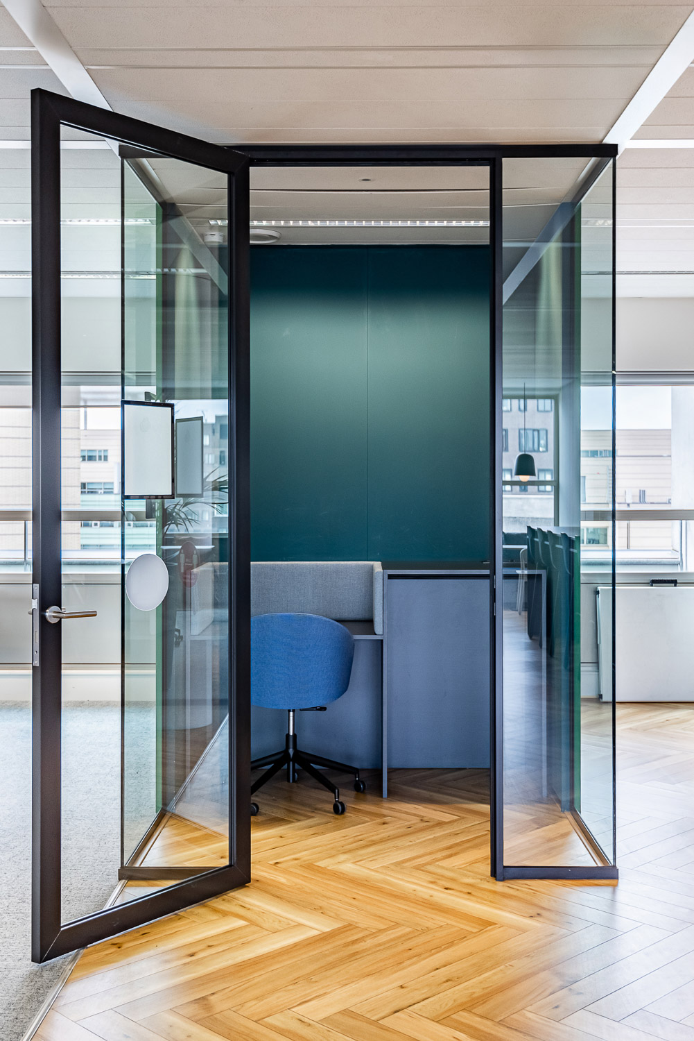 Glazen wand in kantoor die licht doorlaat